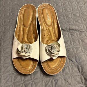 Elegant White Floral Sandals Size 11